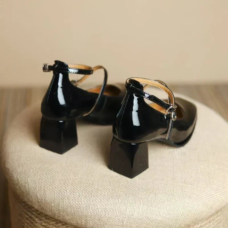Elegáns bokapántos pumps