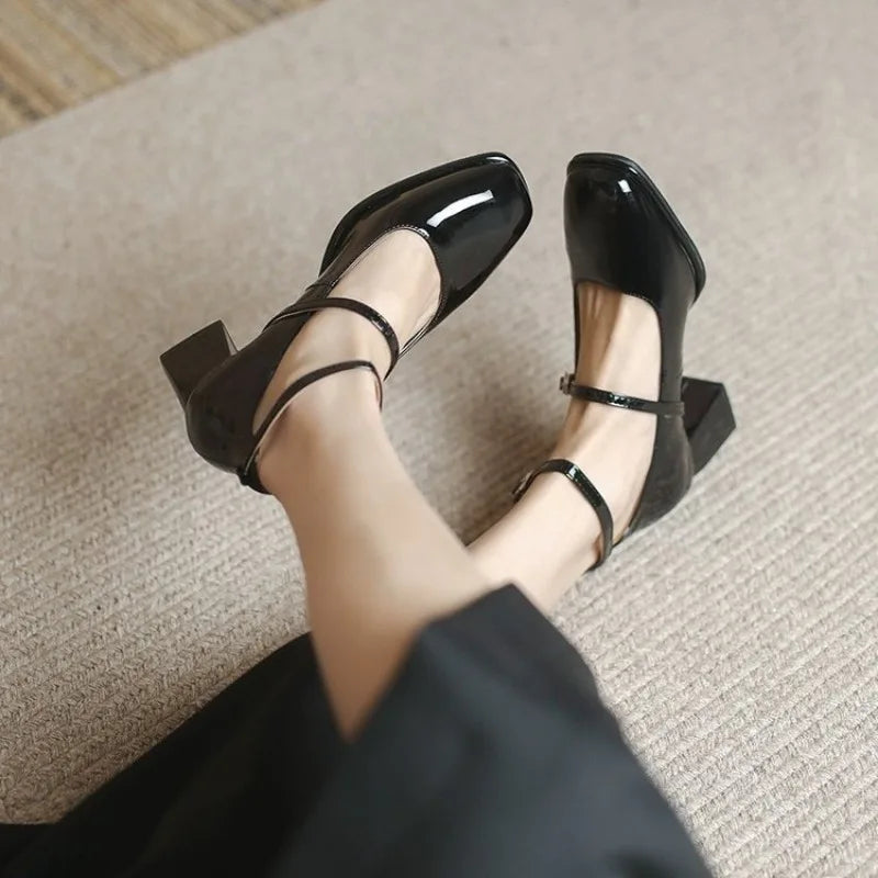 Elegáns bokapántos pumps